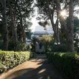 Foto 11b. Costruita nel 1896, come testimonia la data infissa alla base del cancello nero, presenta un vialetto circondato da un ampio giardino al cui centro sono presenti due panchine e alla fine una statuetta di donna 